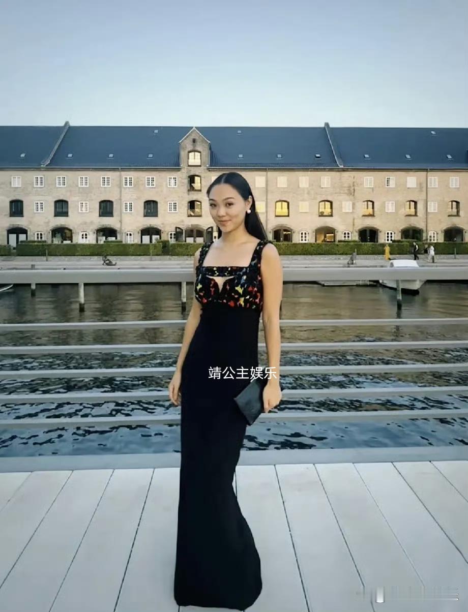 李连杰与利智的大女儿JaneLi晒出自己在瑞士旅行的照片，26岁的她皮肤微黑，脸偏圆润，跟妈妈利智不