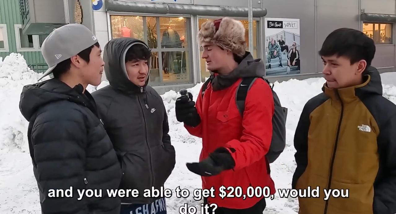 美国博主尼克.雪利在格陵兰岛采访几个本地年轻小哥，他们的对话笑不活了。尼克：每