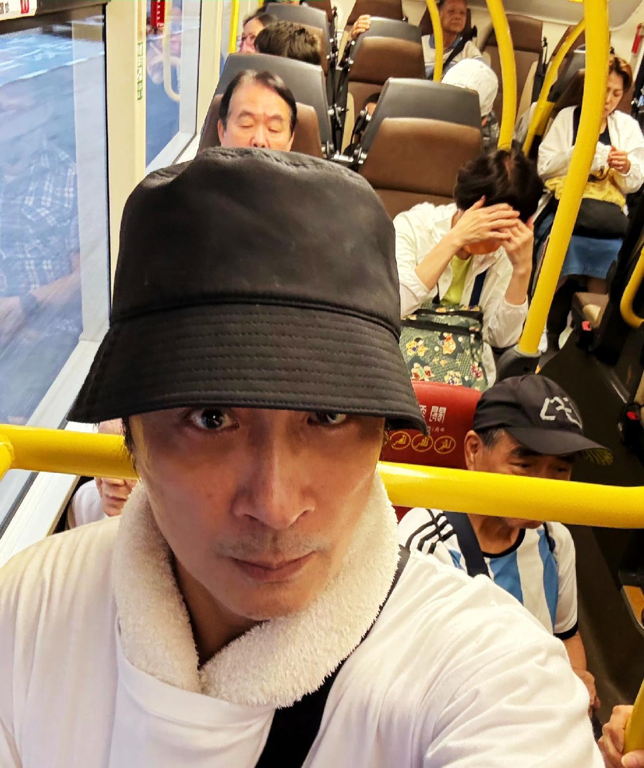 63岁吴镇宇刷老年卡竟遭司机盘查！这位港星在车厢里掏出身份证自证“天生如此