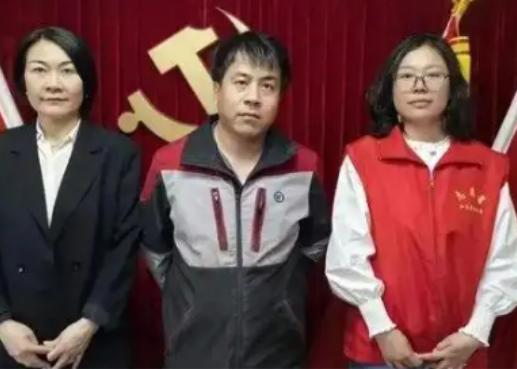 这就是命！2025年5月，北京一快递小哥在一栋别墅送快递，发现女主人前一天的快递