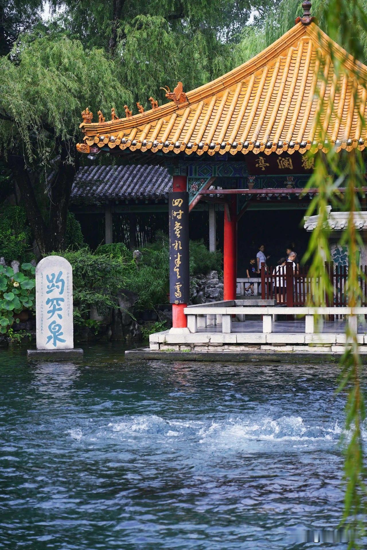 济南第一景点当属趵突泉济南，山东省省会城市，我去过无数次。趵突泉绝对是济南最