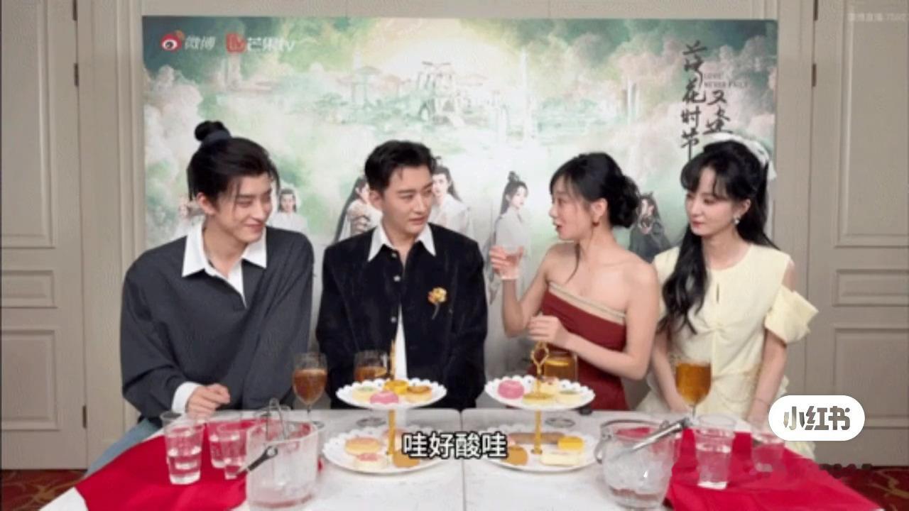 老刘今天穿得就像结婚似的，还带了胸花新郎新娘和伴郎伴娘[