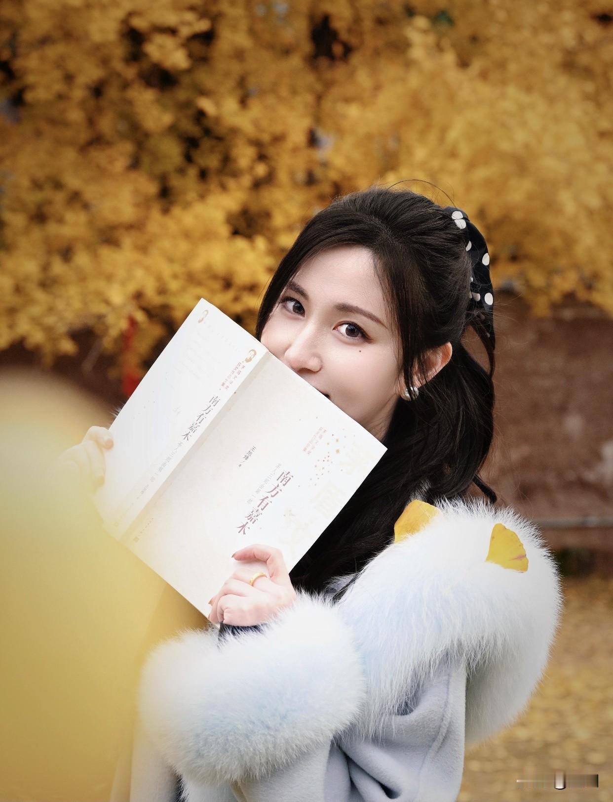 美女的美丽体现在何处呢？有知识有内涵外貌美，精致的五官、白皙的皮肤等，让人一眼就