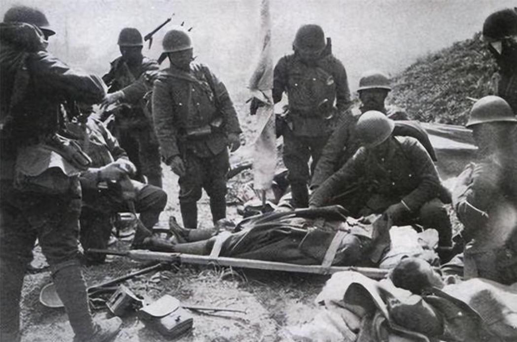 1941年，初夏的一天夜晚，日寇400多名强悍的“皇家勇士”悄悄地摸进罗炳辉师长
