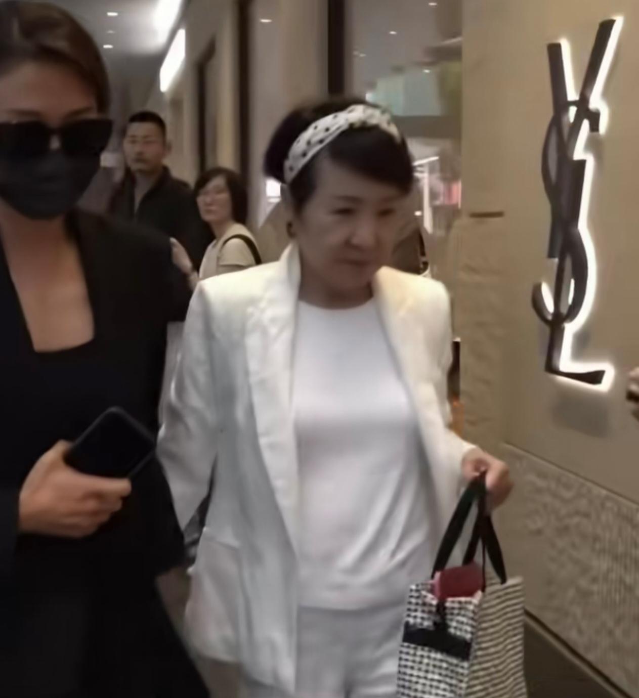 2026年7月20日傍晚六点，狄波拉和女儿谢婷婷现身香港中环置地广场，这是噩耗传
