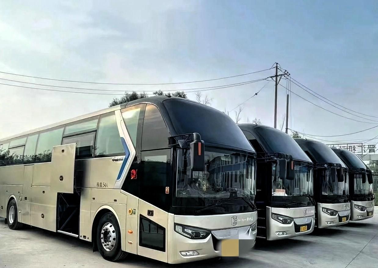 太难了！陕西西安，夫妻二人花568万买了8辆客车，准备在旅游市场上大赚一笔，其中