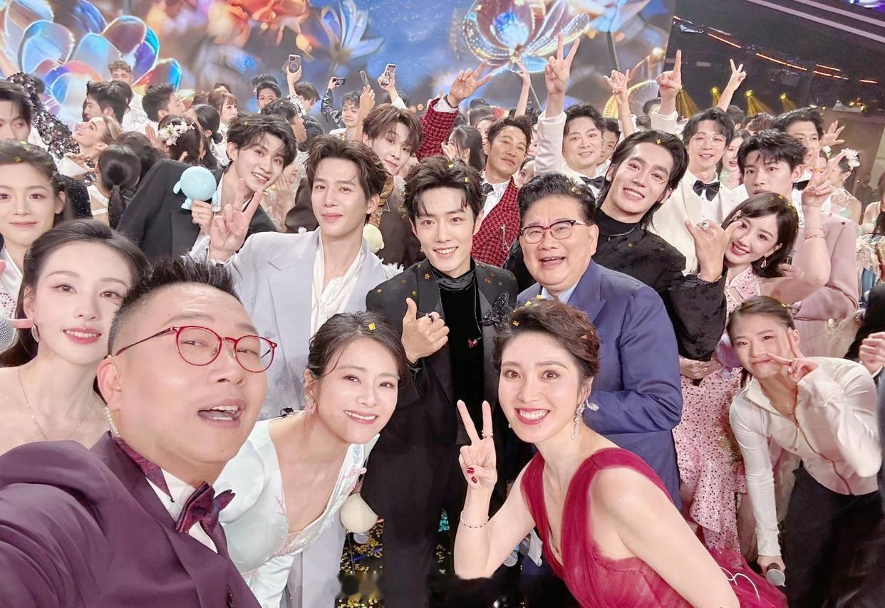 肖战好帅，在东方卫视跨年晚会大合照中，稳居C位！