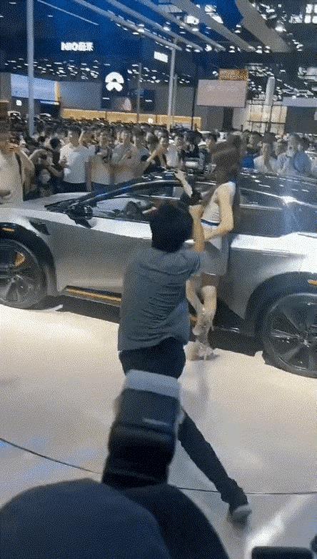 听说这位是拥有百万粉丝的摄影大师呢。他这一套组合式的摄影操作，看得观众头晕目眩的