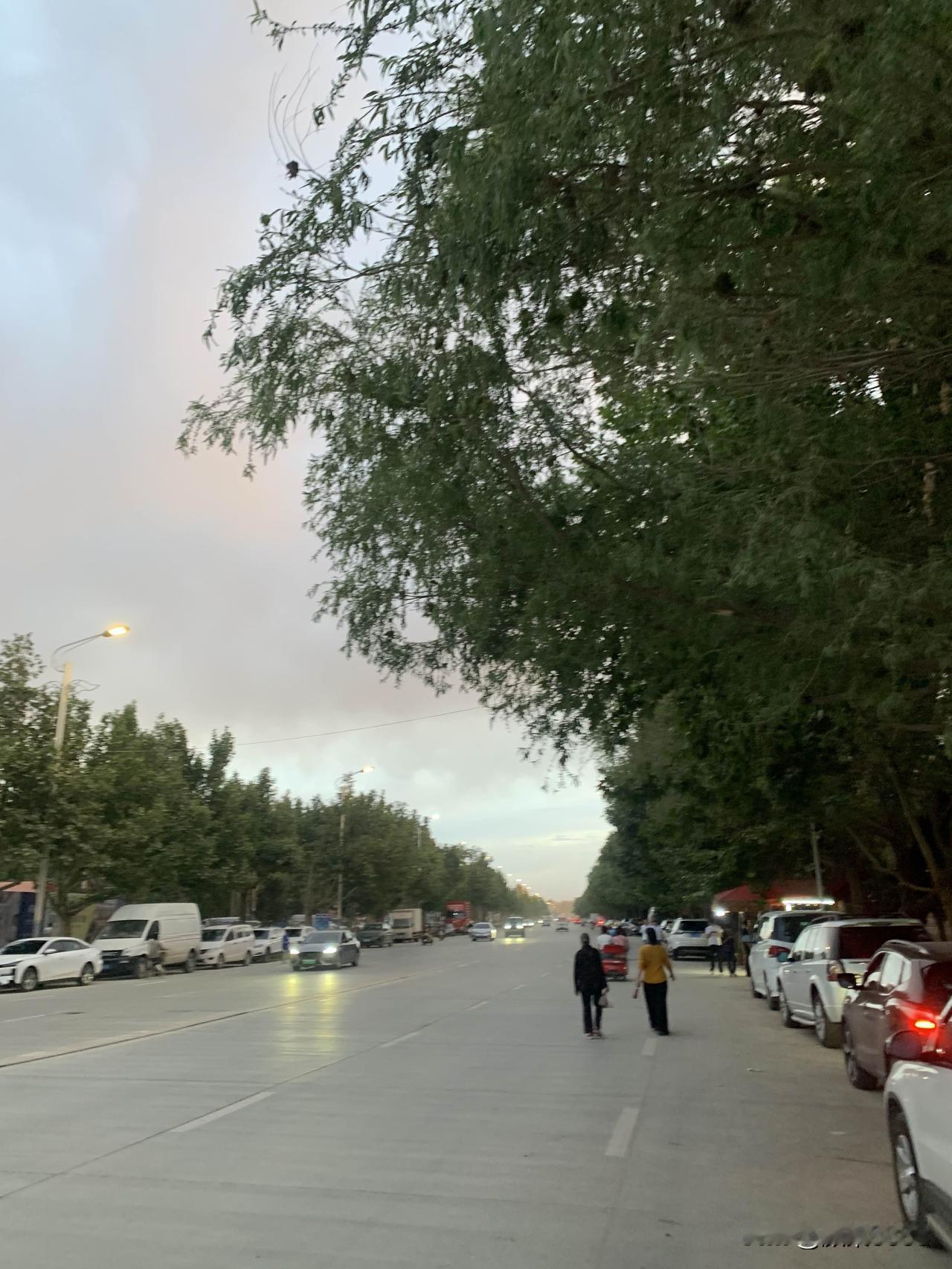 夜跑打卡，今天妥妥的6公里，每天晚上保持优良的锻炼习惯，夜跑，跑出健康，跑出人生
