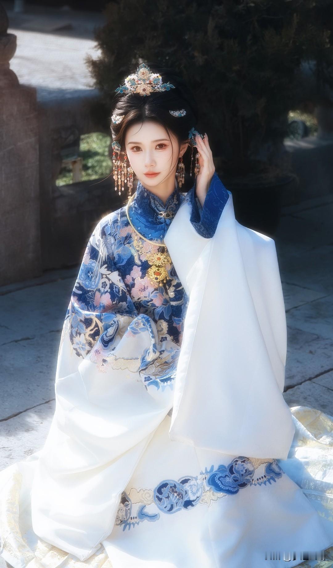 穿越千年的古典美人，一袭华服惊艳时光。