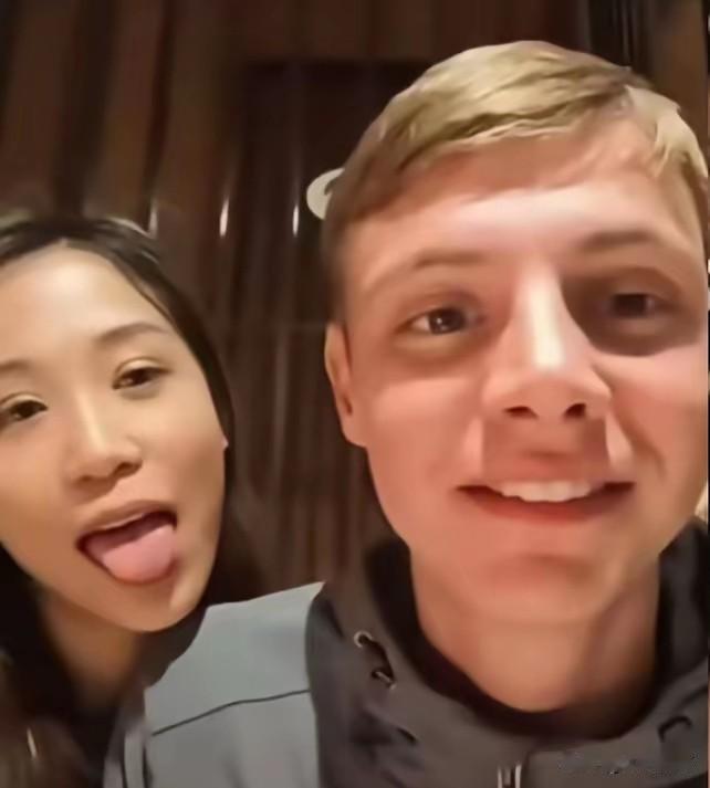 大家发现了吗？其实好多女孩出国莫名其妙的爱吐舌头，并不是因为在国外的缘故，看看