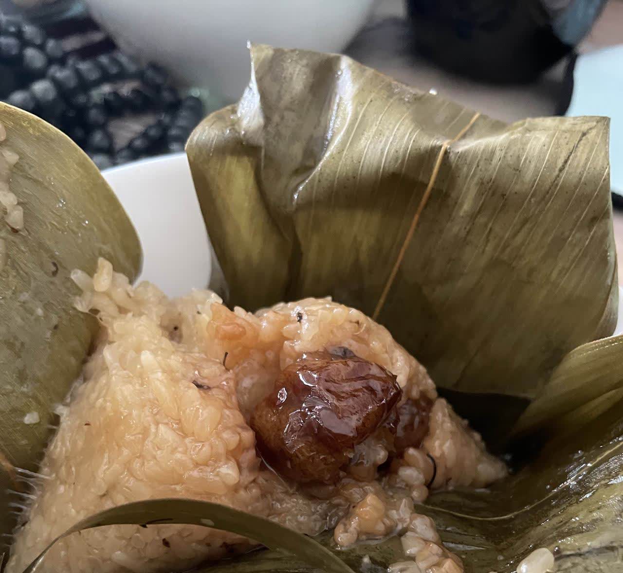 又到了吃粽子季节啦，网购了两次，因为菜市场上没有真空包装。发现很多粽子都是甜的，
