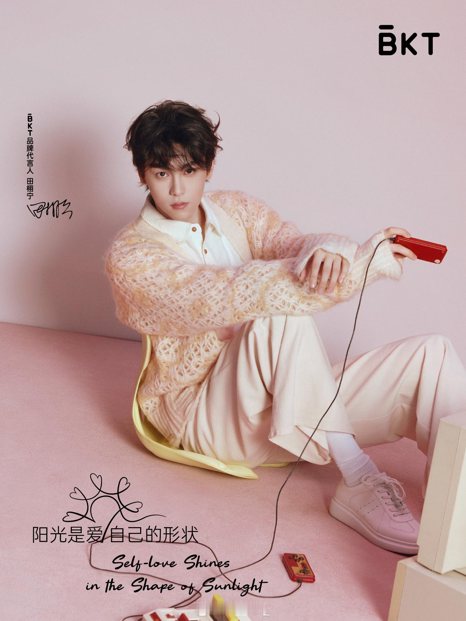 仔细看田栩宁脚踝也挺细的，手指也好看