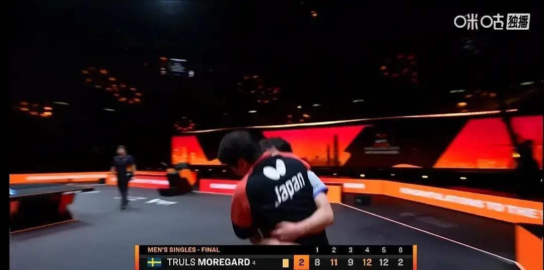 张本智和这次真把“千年老二”的帽子摘了。香港总决赛，4比2干翻莫雷高德，1