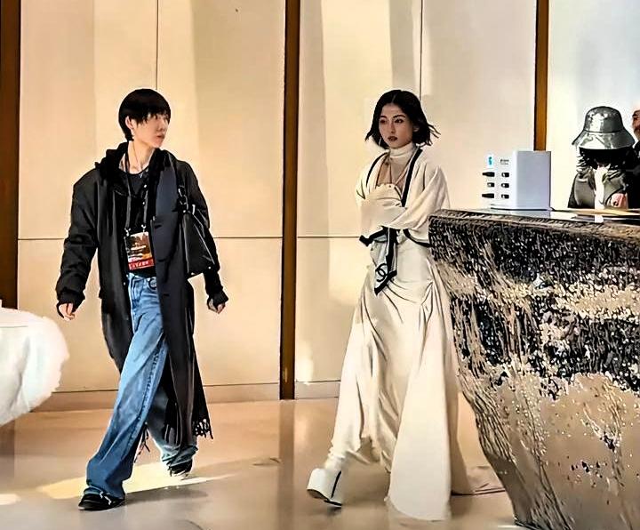 张子枫这双鞋，看得我脚脖子都替她疼。本来多灵一小姑娘，礼服又轻又仙，结果底下