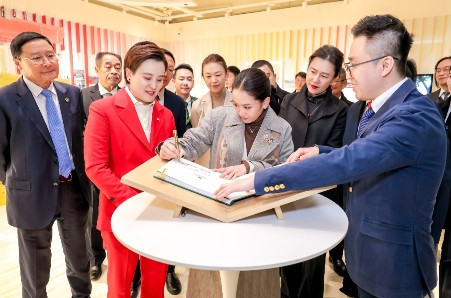 【佩通坦已被停职，泰国反对派政客威胁攻入金边】政坛上演“鲸落”，泰国变天之际