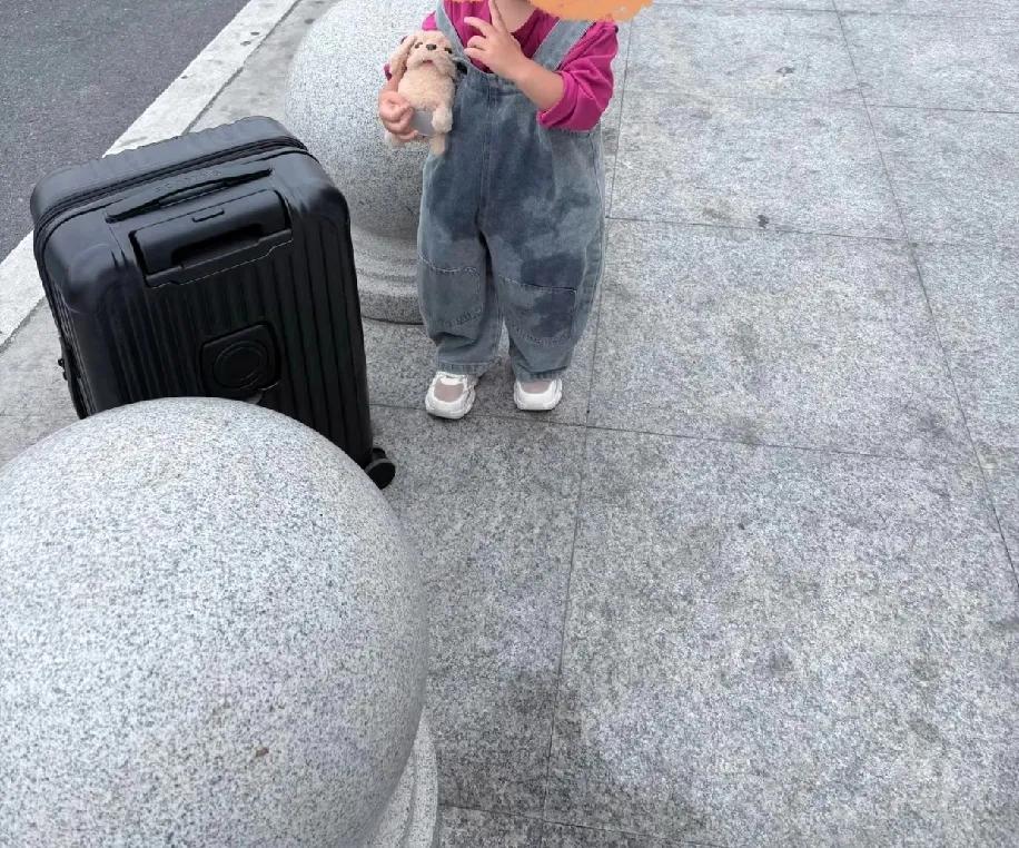 离婚后我自己带3岁女儿，最近快撑不下去了——手里没存款，自己的钱被我爸扣着不还，