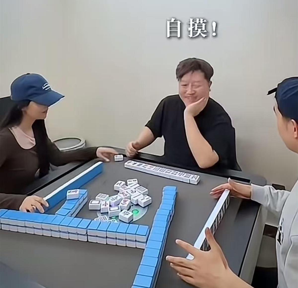 饼嫂郑胡昕发了个麻将视频，直接把我笑翻了。视频里她跟尚筱菊联手，给四哥曹鹤