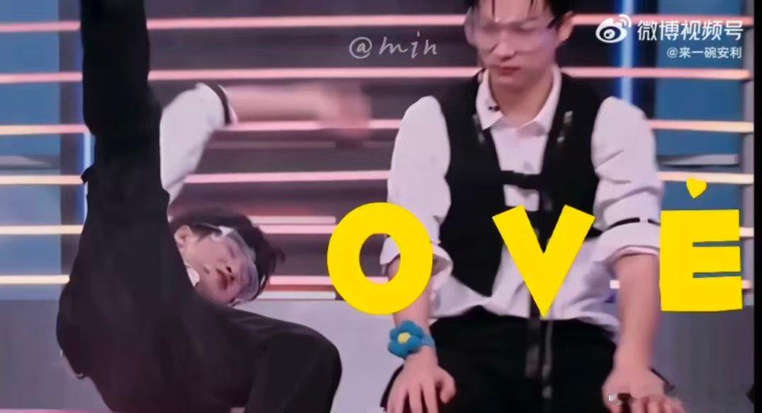 救命！檀健次在好六被水炮“放倒”的视频，被小炭火们玩出了新高度！各种“L~O~V