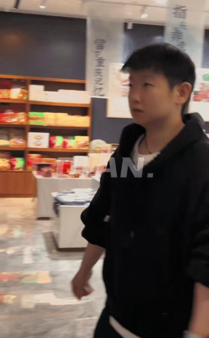 莎莎从酒店餐厅用完餐回来，回头率直接拉满。她一身简约穿搭依旧气场全开，皮肤状态好