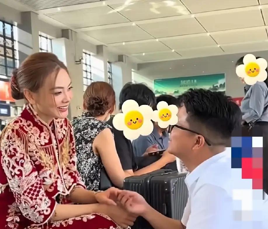 近日，贵州遵义一姑娘坐高铁到四川结婚，新郎一上车就对着全车厢的人说:“很有幸和大