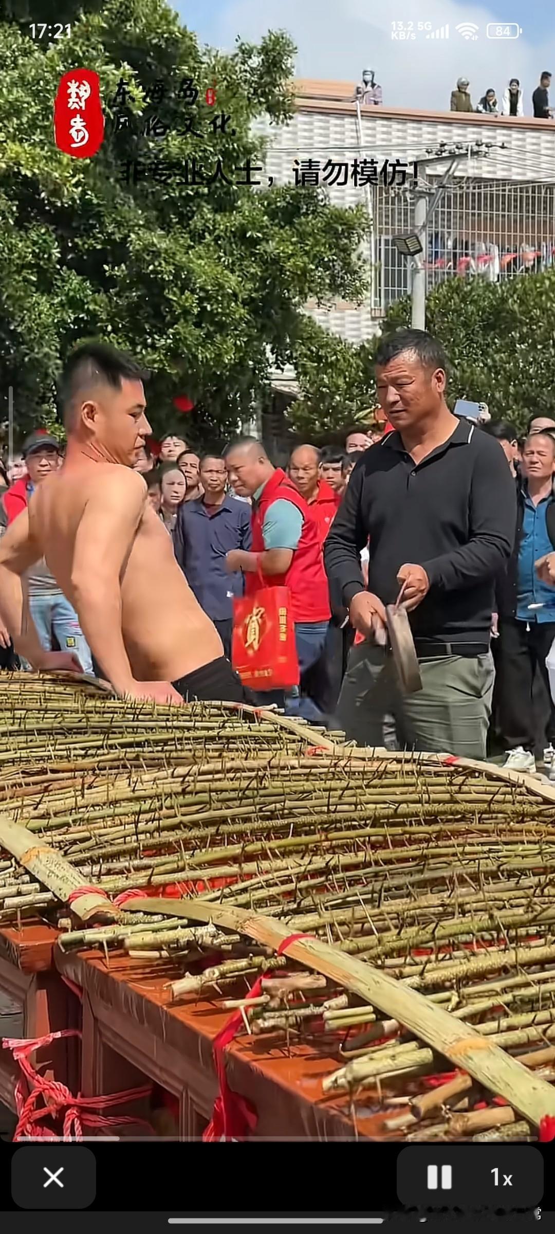 广东滚刺床不把肚子给扎穿吗广东湛江东海岛的民俗表演，看得我手心冒汗！