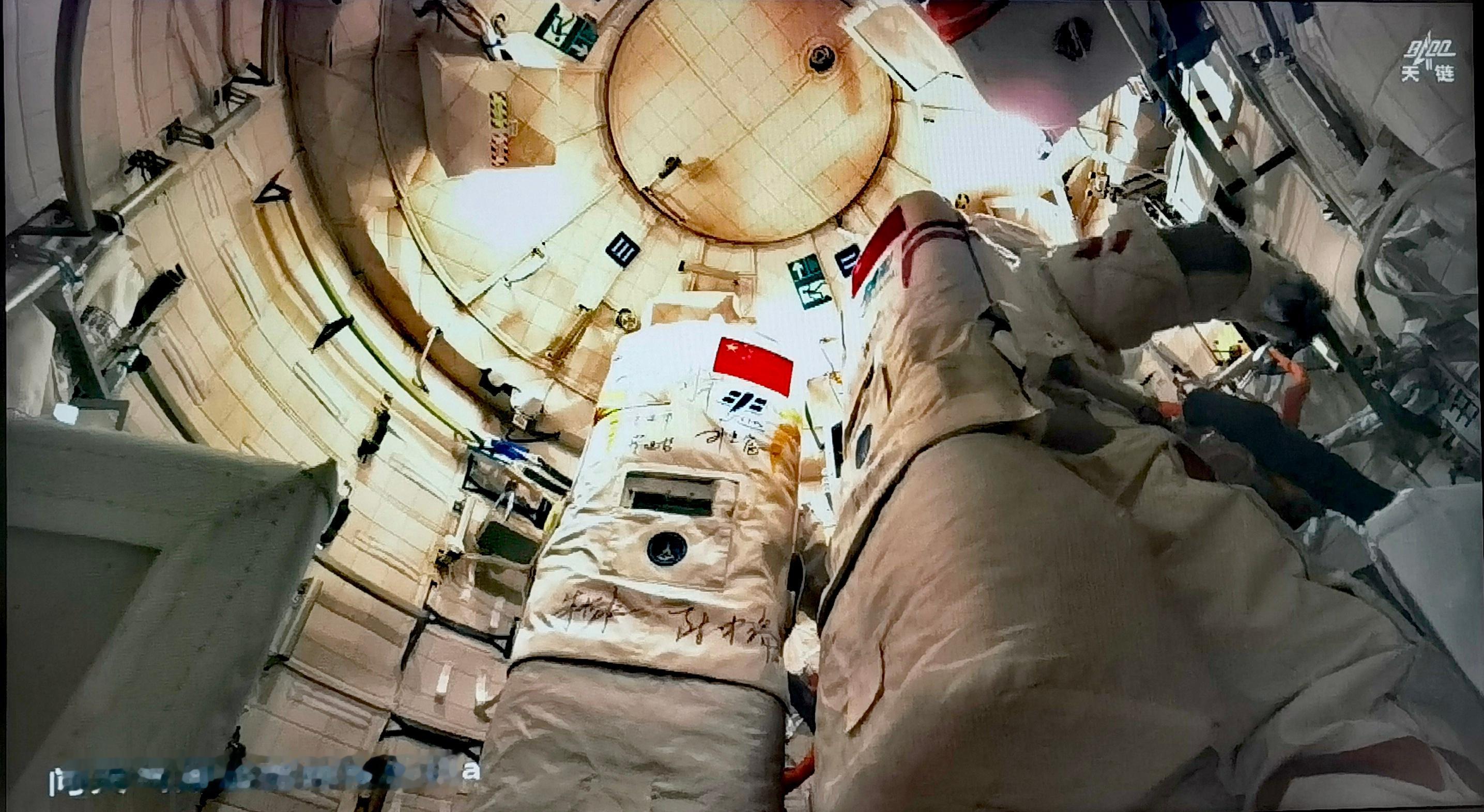 神舟二十一号航天【在轨超寿使用20次的飞天舱外航天服将择机随新研飞行器下行返回