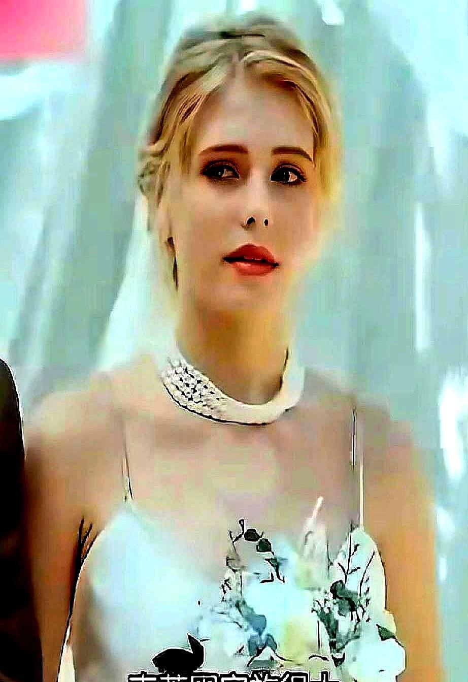 八天拍四十集，成本二十五万美金，转手就敢卖八亿。中国老板在洛杉矶搭个城堡，雇一堆