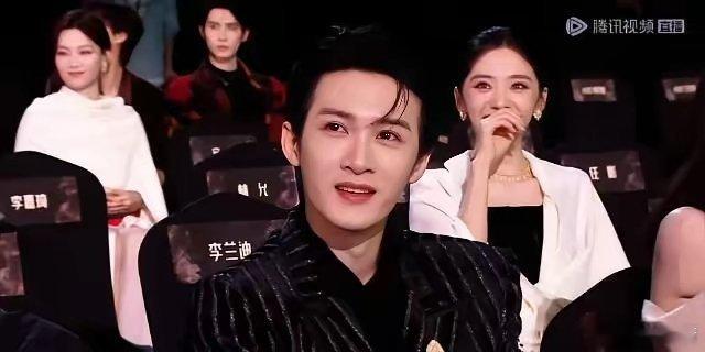 星光大赏内场见檀健次，才懂什么叫优雅刻进骨血行走的贵公子范本，把贵气与优雅演绎到