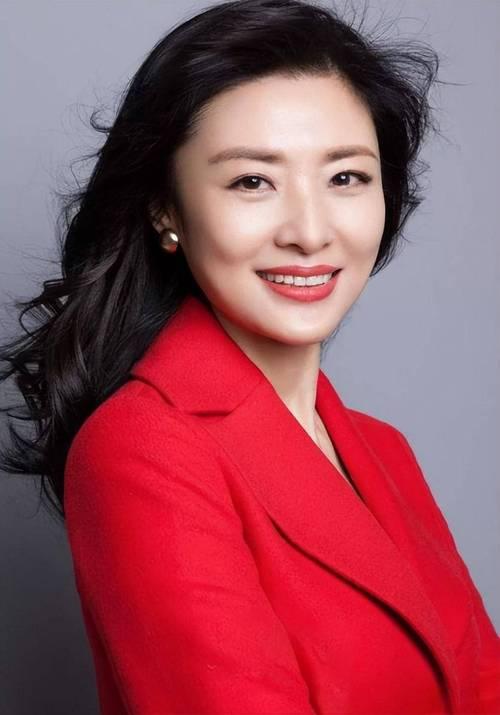 央视这四位主持人的气质都很好。董卿知性优雅，特别是穿上旗袍的她，真的是将东方韵