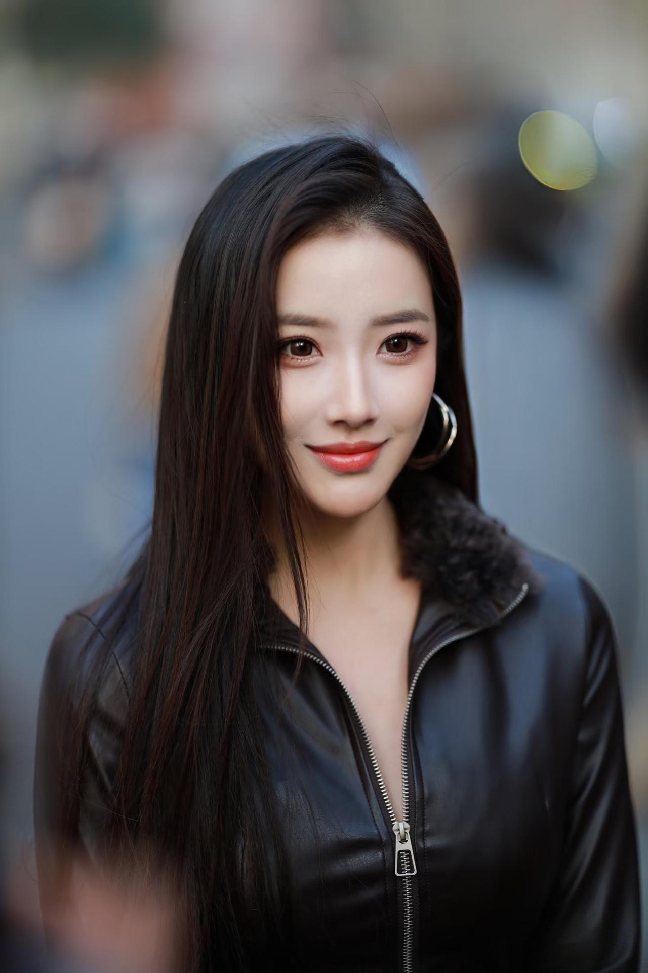 都市时尚少女，黑色皮夹克，微笑动人