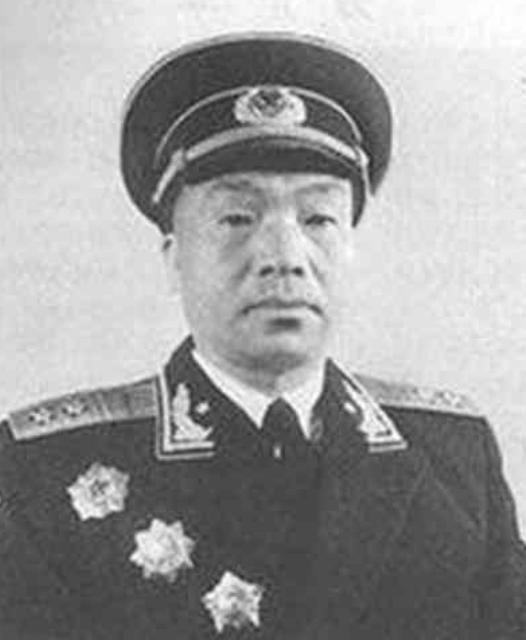 1949年，北平解放后，毛主席接见四野将领时，突然看到了一个熟人，脱口而出：“咦