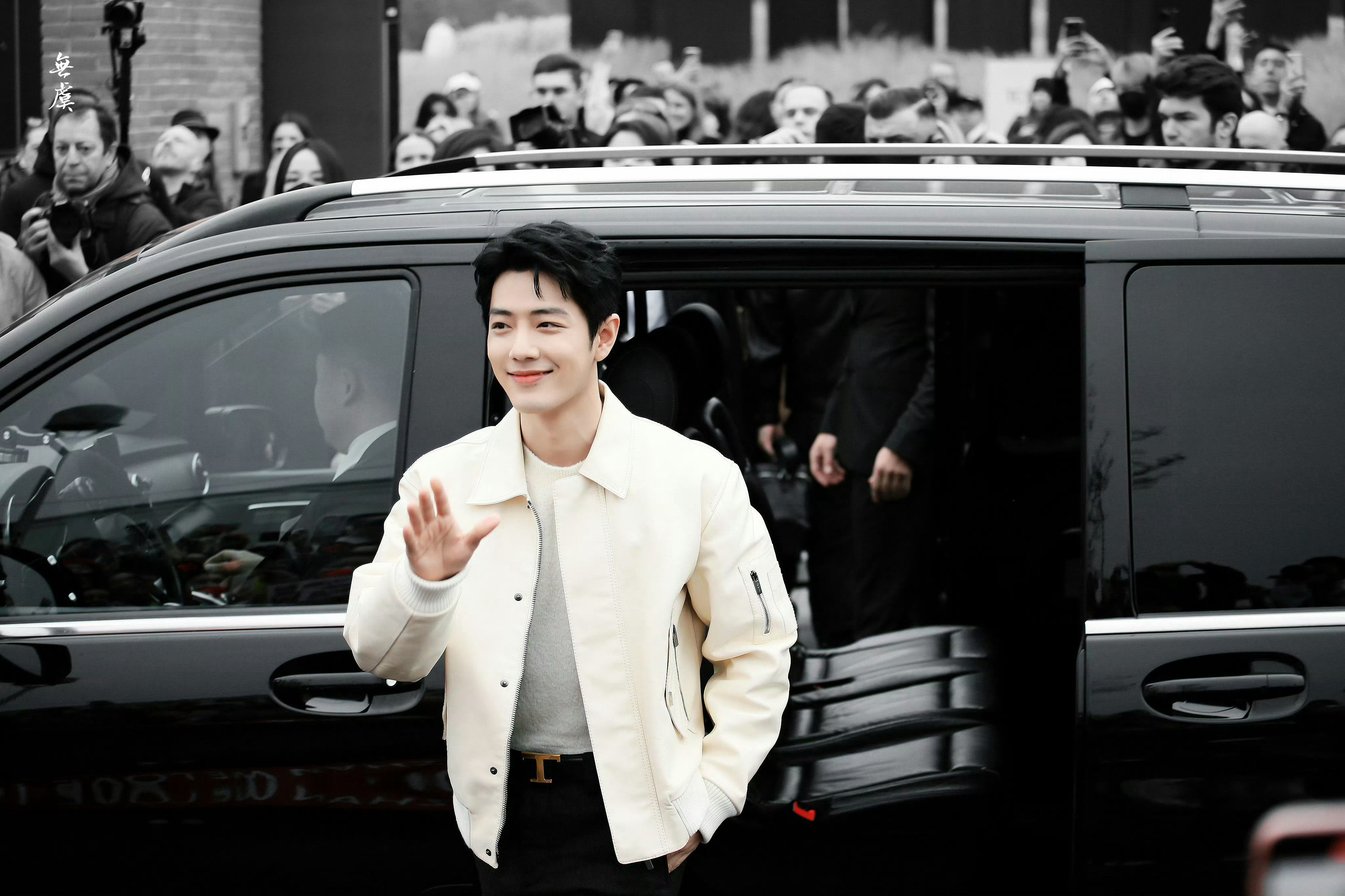 天空一声巨响，战总闪亮登场！帅气十足的的战总，上班快乐！肖战小城良方预约量超37