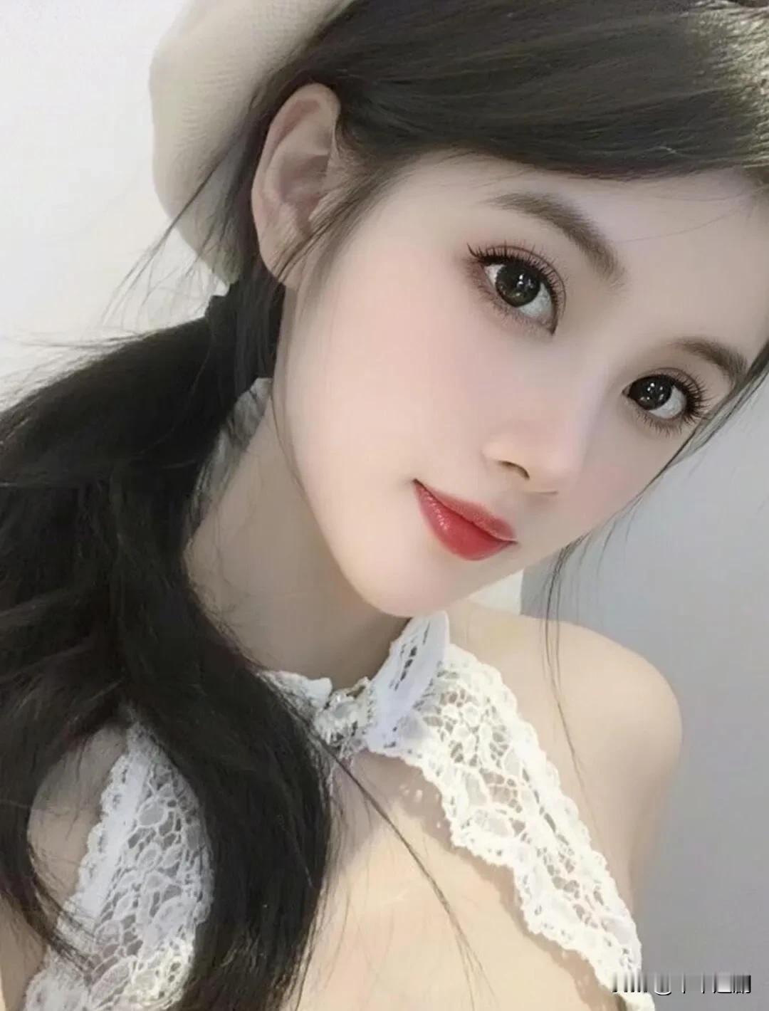 贝雷帽压着松垂的马尾，蕾丝领边勾出软乎乎的甜。唇上那抹红像揉碎的樱桃，眼波轻抬时