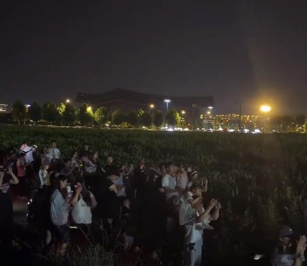 怪不得“薛之谦”能一直火，他在得知，粉丝去玉米地蹭他演唱会后，在评论区回复