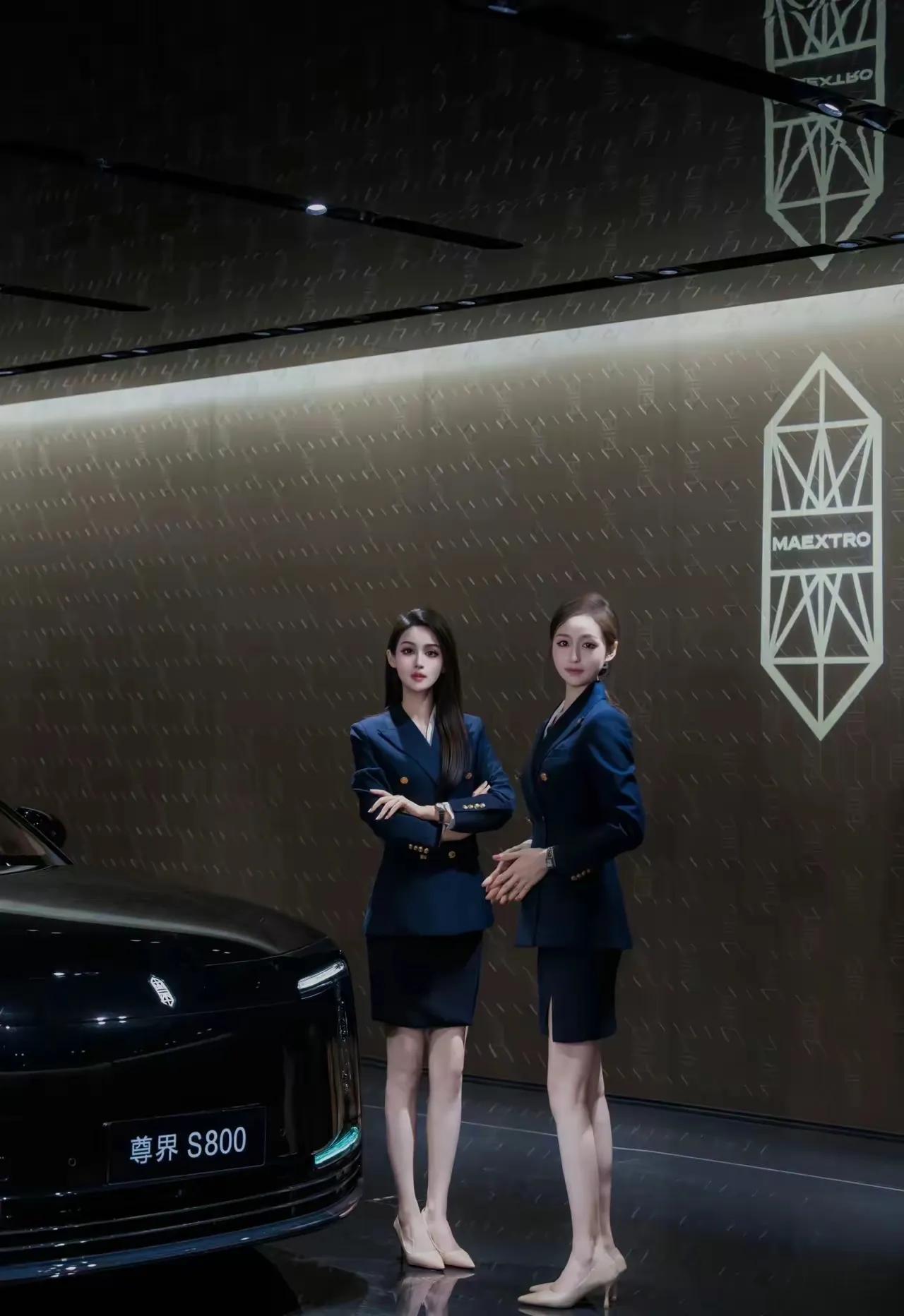 尊界S800官方御用女销售，也是汽车女主播，两位小姐姐无论颜值、身材、气质都与尊