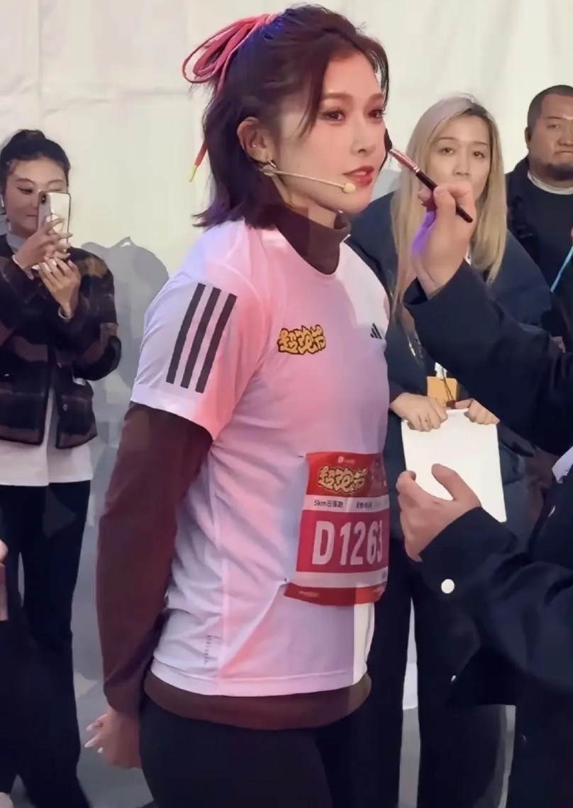 吴燕妮目前有高达十几个产品代言，据说出门做活动都有专门的化妆团队！这待遇级别也够