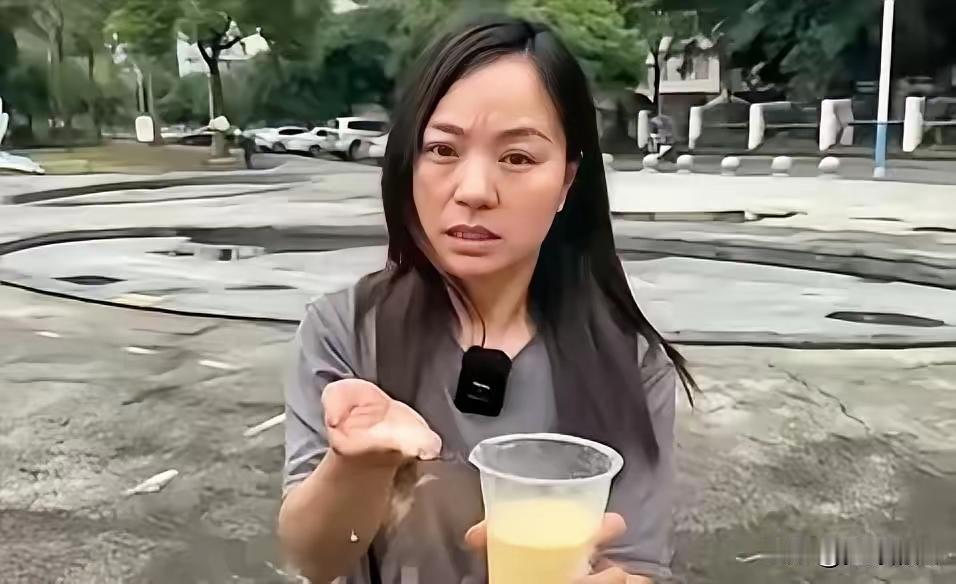 太恶劣了！6月16日曝光，四川一女子带娃吃火锅，点的“鲜榨玉米汁”孩子猛喝好几杯