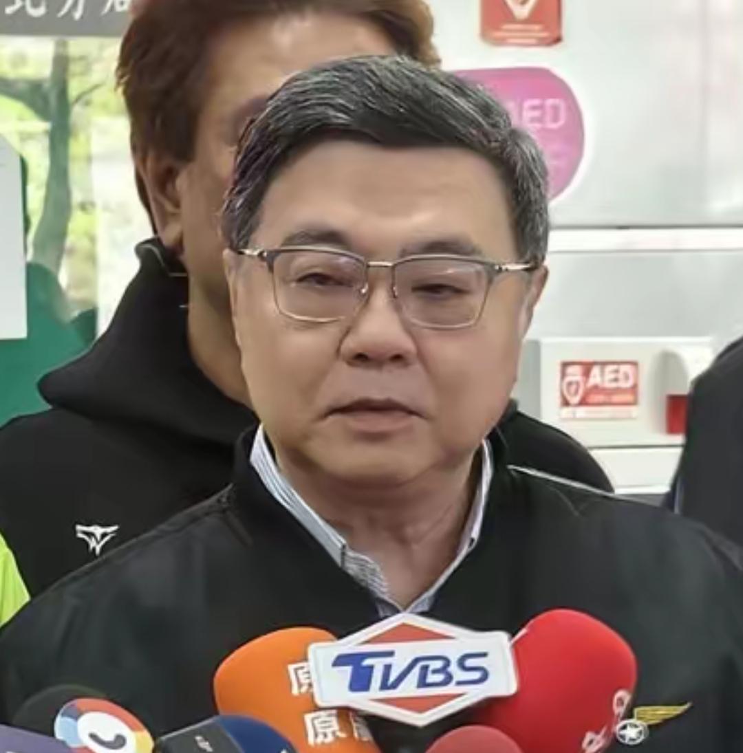 台湾民进党的人也挺可笑的，卓荣泰打着观看棒球赛的幌子窜访日本，岛内媒体各种报道炒