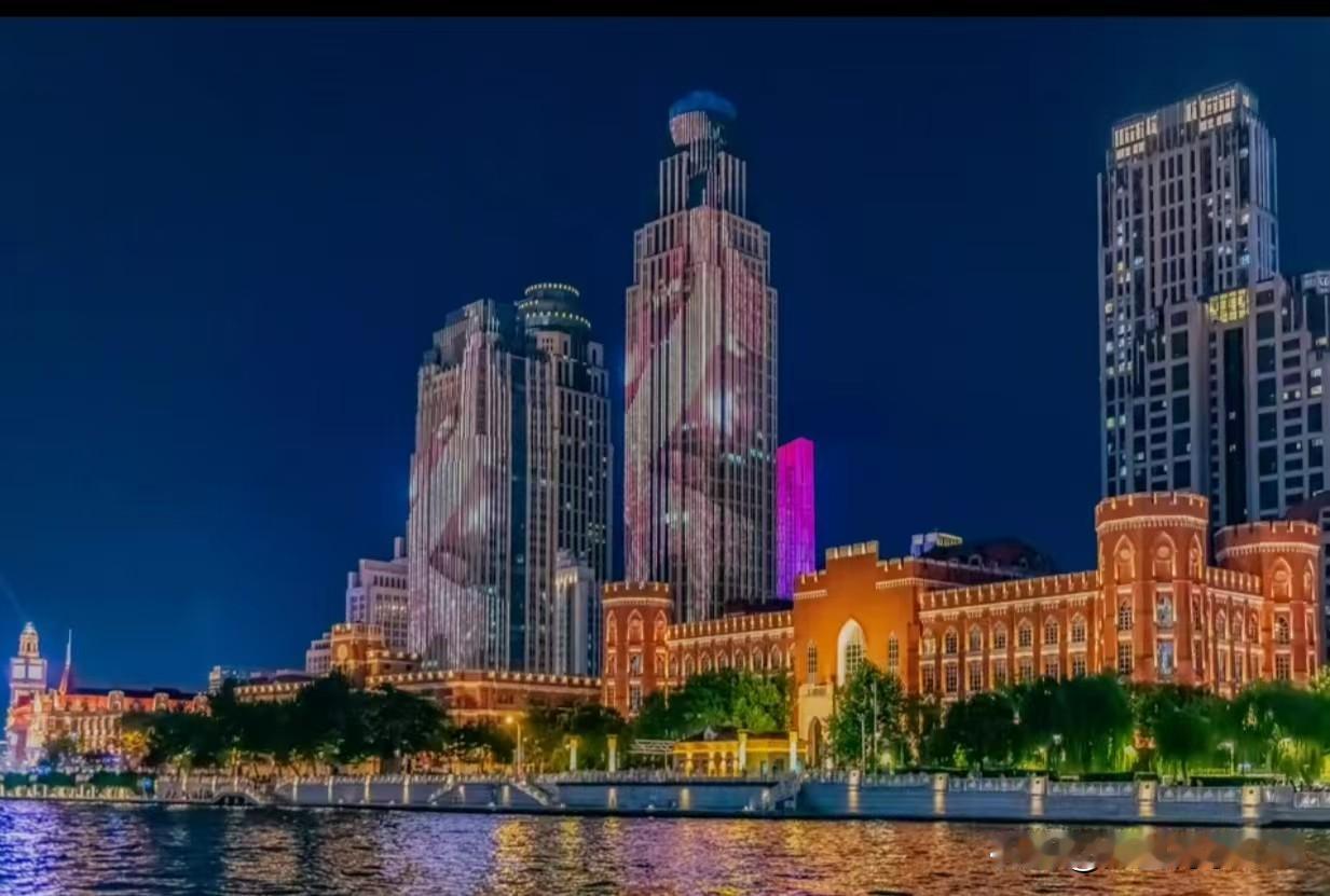 老人们常说天津是一块难得的风水宝地，它紧挨着渤海的海湾，处在沿海之地，当南方