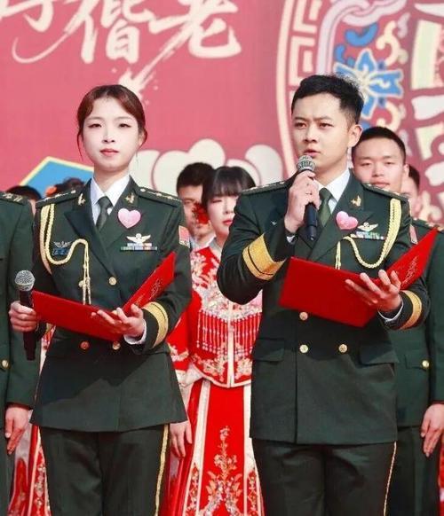 近日，陆军首批00后女飞行员杨颖芳与同为飞行员的张伯伦在集体婚礼上携手走过红毯，
