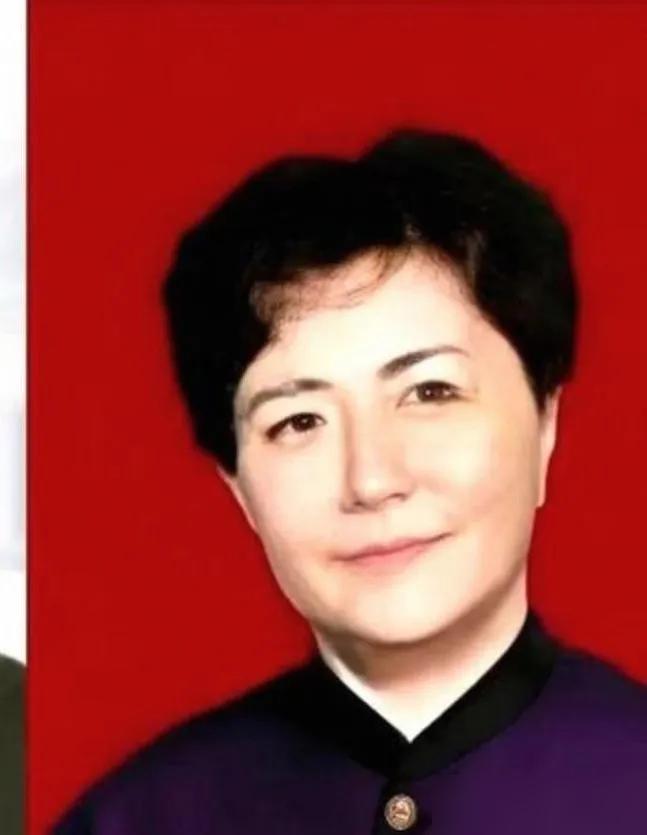 她一生未婚，把改变命运的机会让给了妹妹。最后，妹妹的儿子为她养老送终。宋莹莹