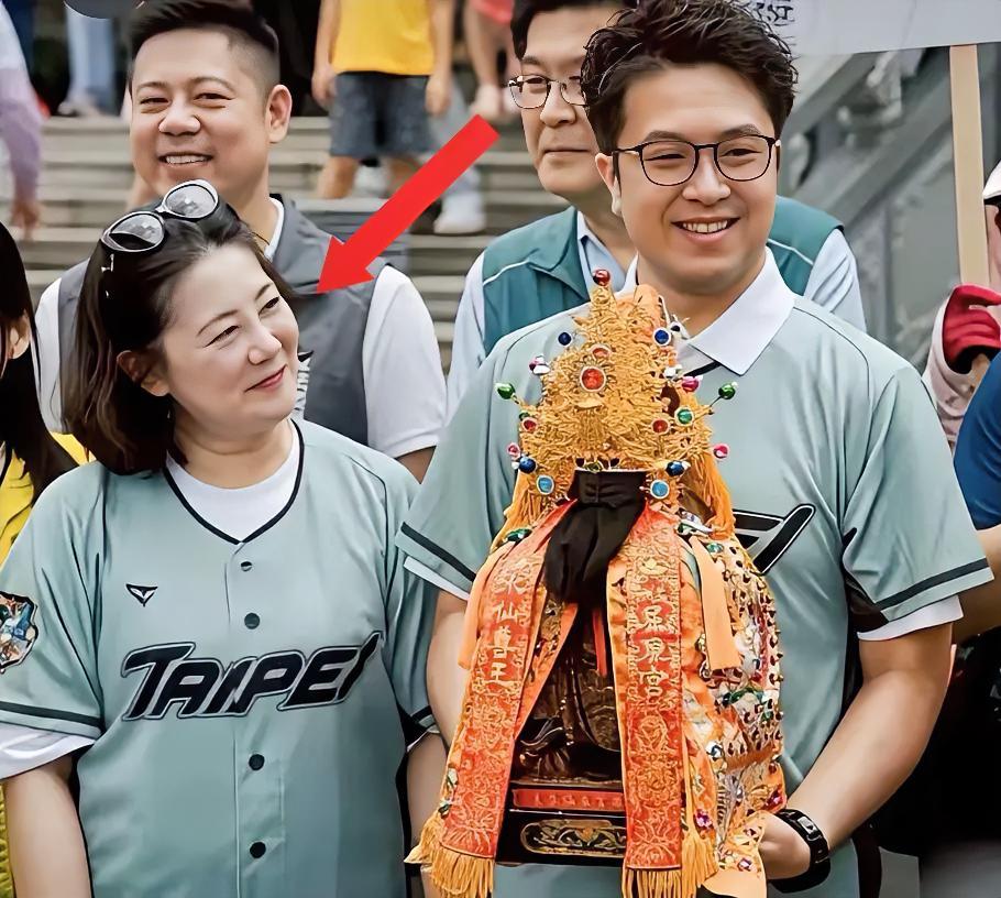 不忍直视！“台独”打手帮凶吴思瑶看“台独”顽固分子沈伯洋的那眼神、那表情，要