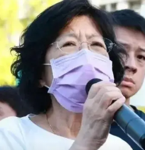 柯文哲妻子陈佩琪昨天旁听了台北地方法院一审再次传唤柯文哲出庭受审后发文痛批称，凶