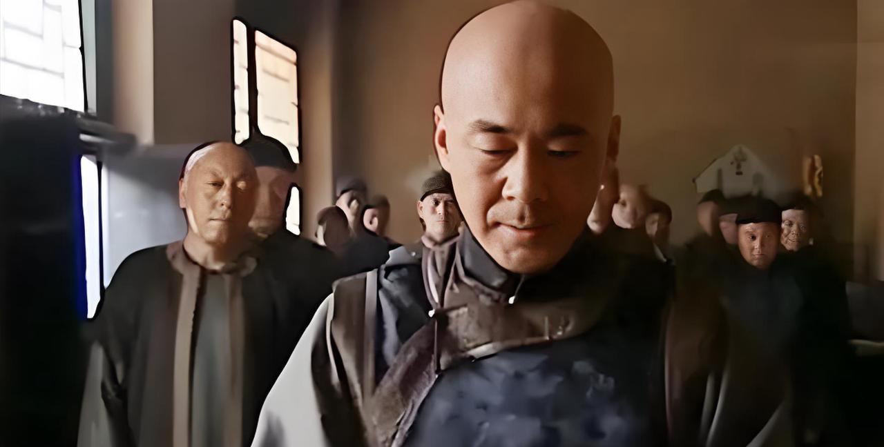 1900年，慈禧太后狼狈逃窜至山西首富乔家，临行时，让乔家借她10万两，乔致庸扑