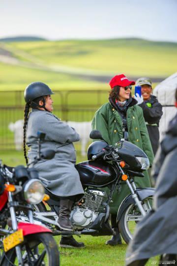 刘晓庆、刘嘉玲和何赛飞三位姐姐吐槽现在的女明星清一水的锥子脸，都长得一个样，完全