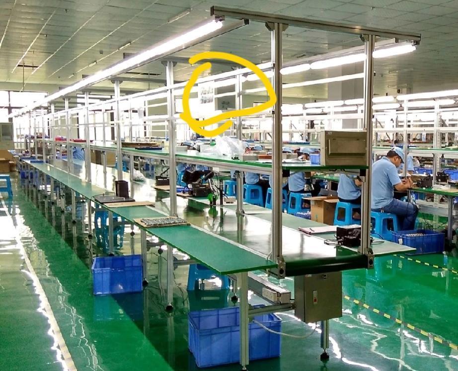 车间有一盏灯不亮，严重影响工人干活，车间主管打电话给电工，让电工火速加急把灯搞亮