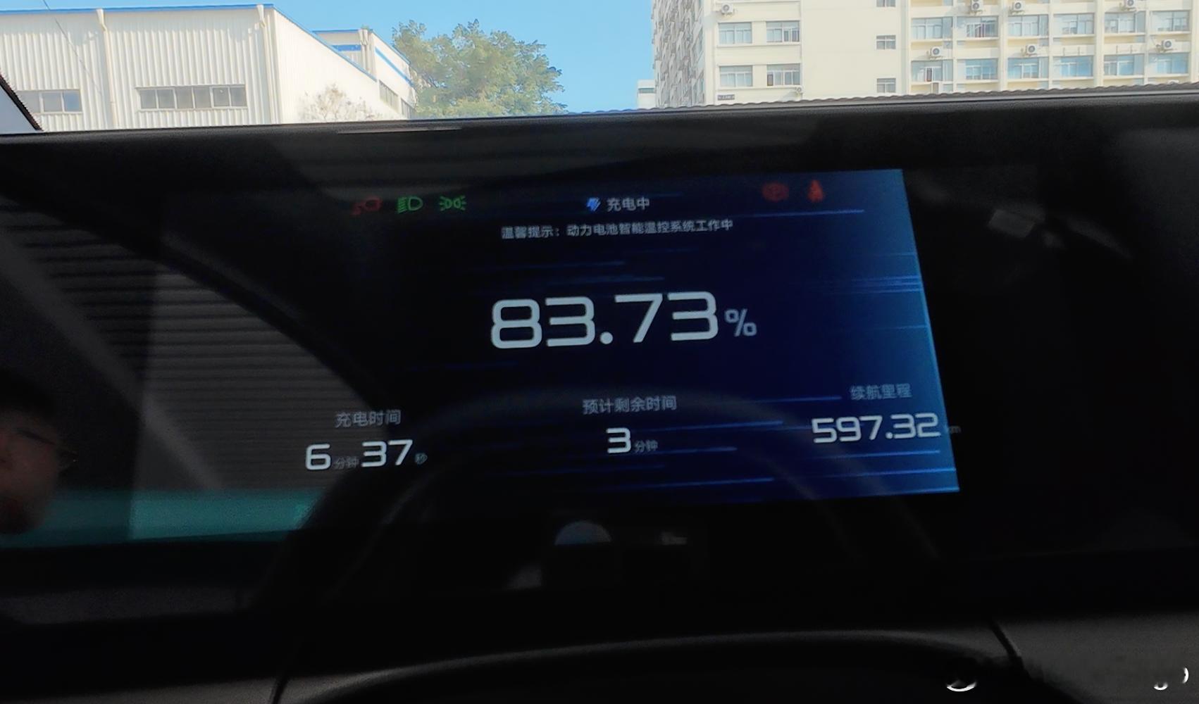 昨天测闪充的时候，得到一个消息：后续比亚迪闪充车型，充电的时候无论是车机还是充电