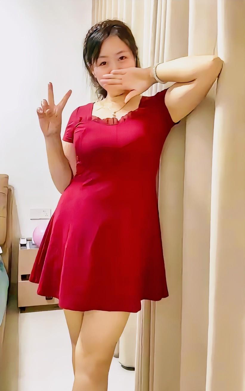 红裙映人影，笑语闹春风。