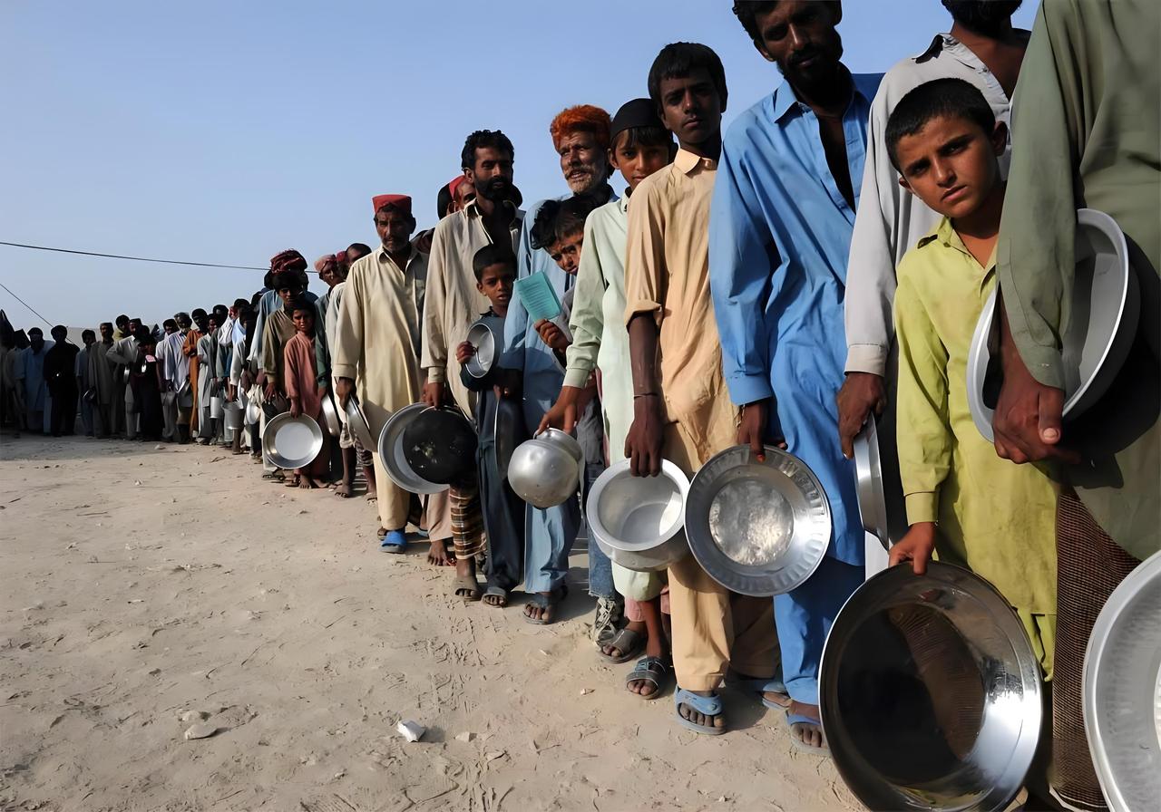 为什么非洲发展不起来？我讲一个实例：非洲第一大国，尼日利亚，人口2.5亿。面积9